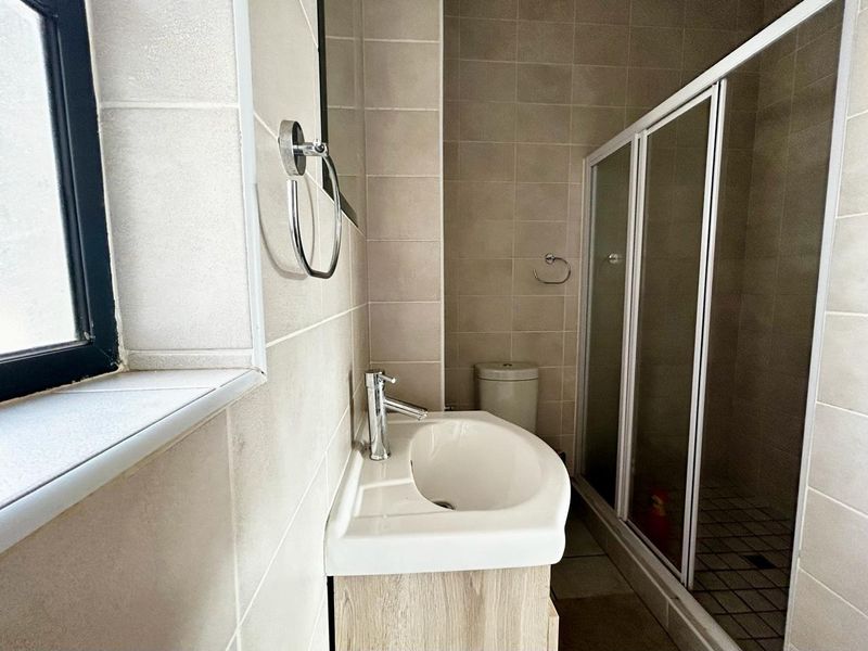 Prime Location Alert: Stylish 1 Bed Unit in Grange Park, Barbeque Downs - Photo 4