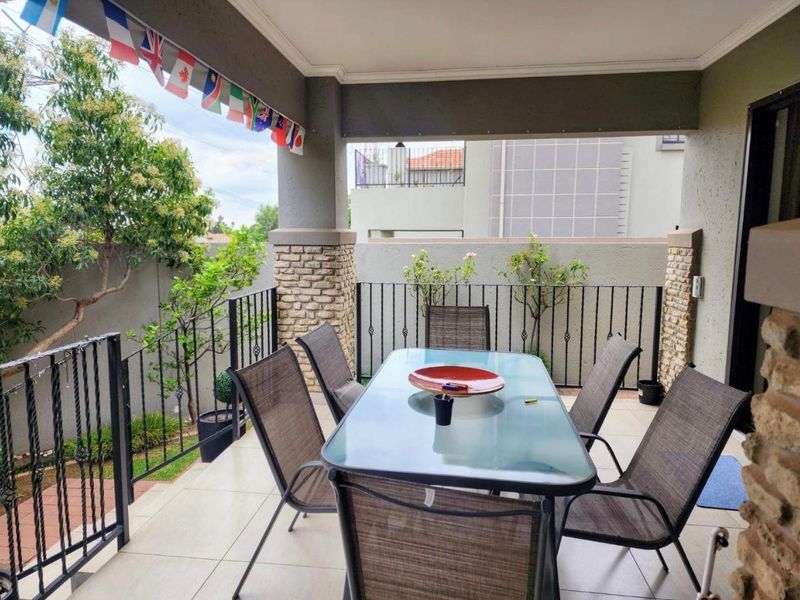 Ultra Modern 3 Bedroom ,3 Bathroom Duplex Available to Rent In Morningside, Sandton - Photo 10