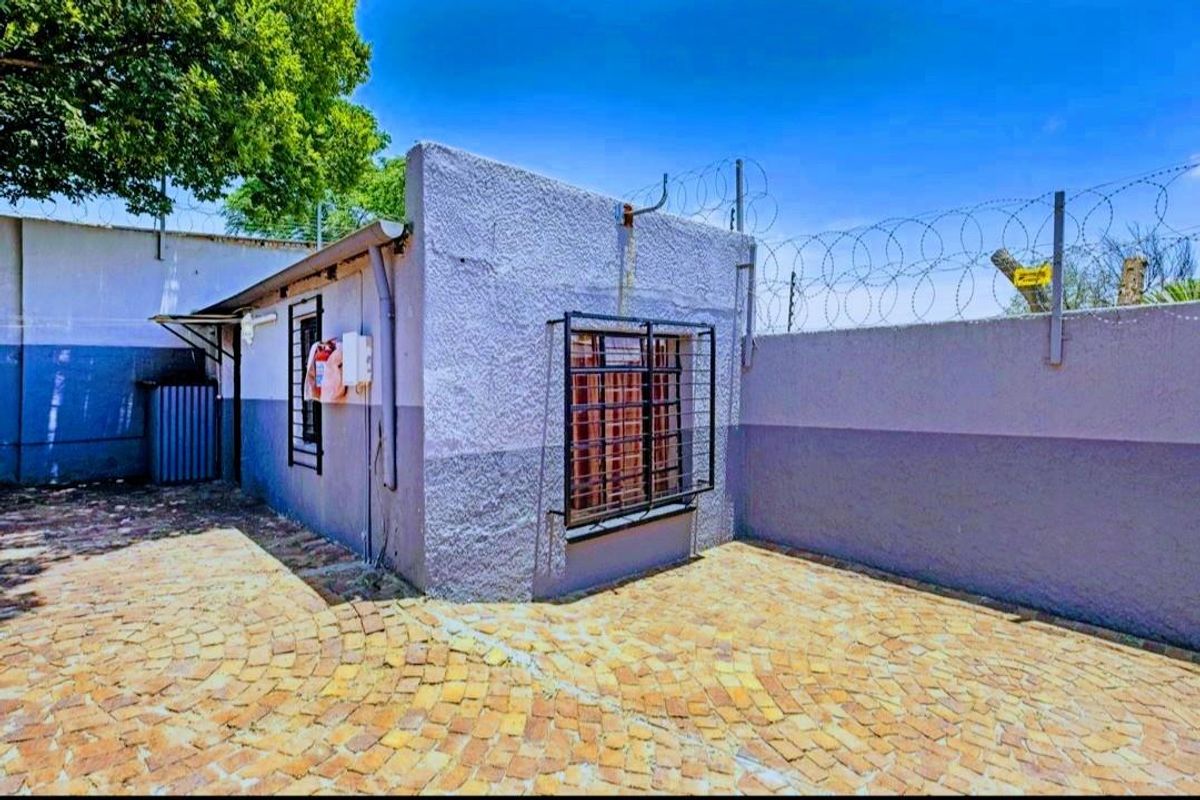 WELL MAINTENED PROPERTY FOR SALE AT THE BORDER OF BRIXTON AND AUCKLAND PARK GOOD FOR STUDENTS ACCOMM - Photo 4