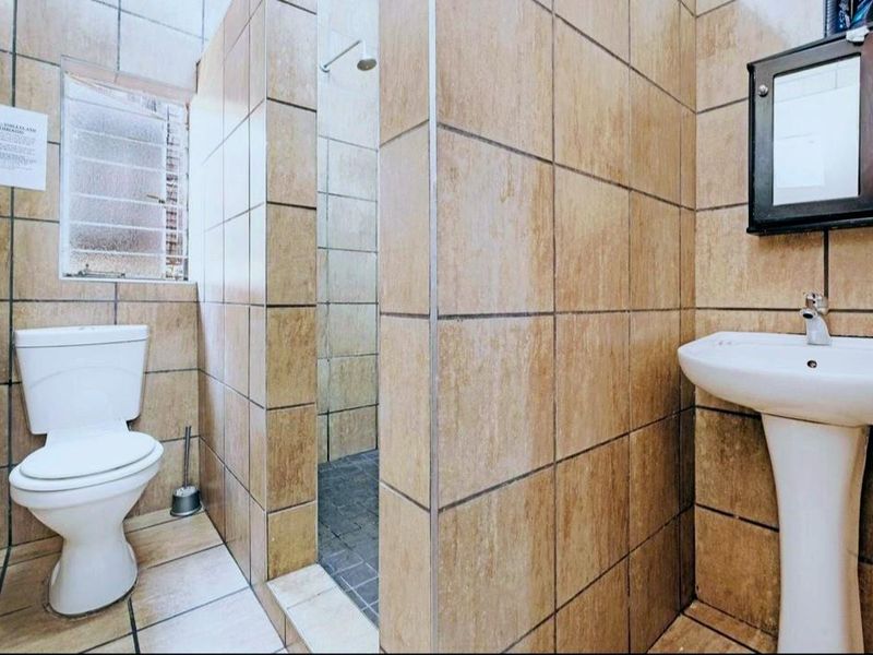 WELL MAINTENED PROPERTY FOR SALE AT THE BORDER OF BRIXTON AND AUCKLAND PARK GOOD FOR STUDENTS ACCOMM - Photo 6