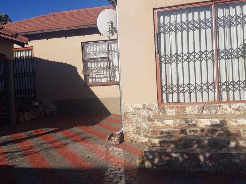 Stunning 3-bedroom house for sale in Cosmo City, Roodepoort – perfect for family living and comfort - Photo 2