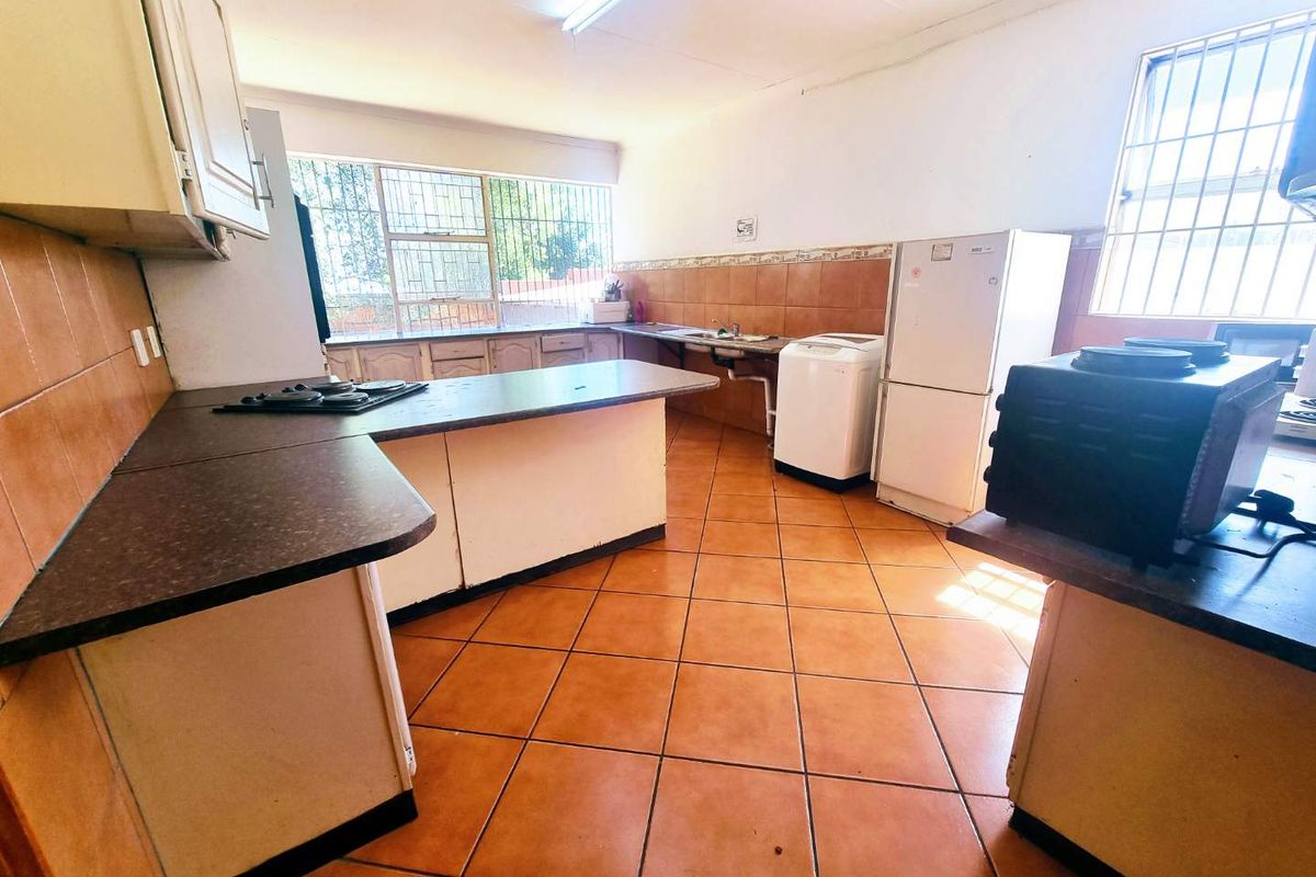 Stunning 10 bedroom home in Melville, Johannesburg perfect for families seeking space and comfort! - Photo 2