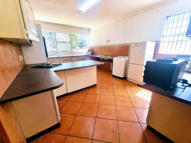 Stunning 10 bedroom home in Melville, Johannesburg perfect for families seeking space and comfort! - Photo 2