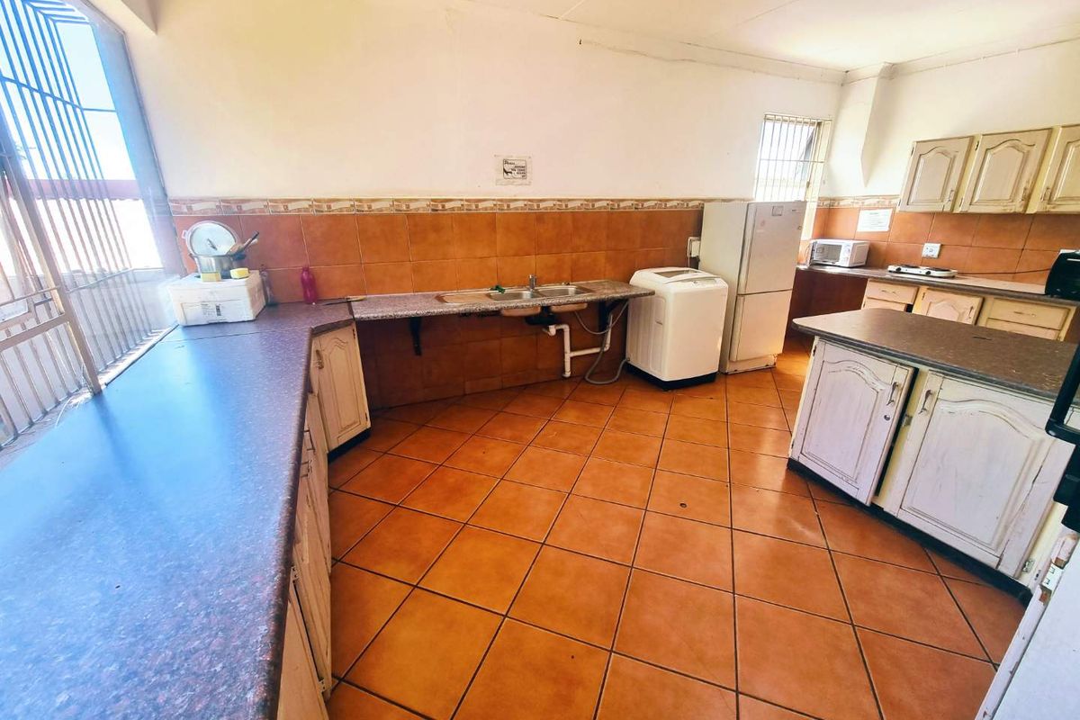 Stunning 10 bedroom home in Melville, Johannesburg perfect for families seeking space and comfort! - Photo 3