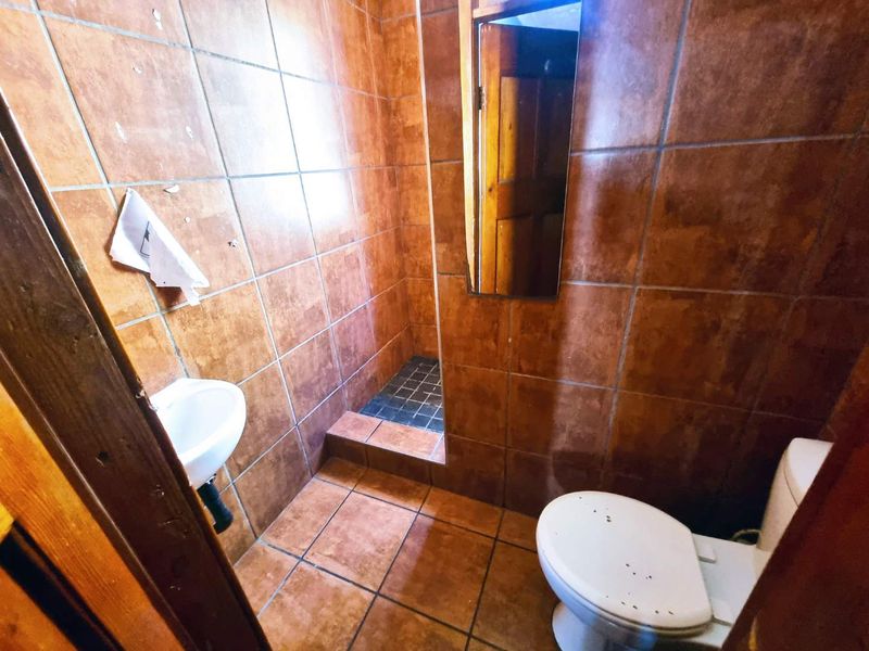 Stunning 10 bedroom home in Melville, Johannesburg perfect for families seeking space and comfort! - Photo 9