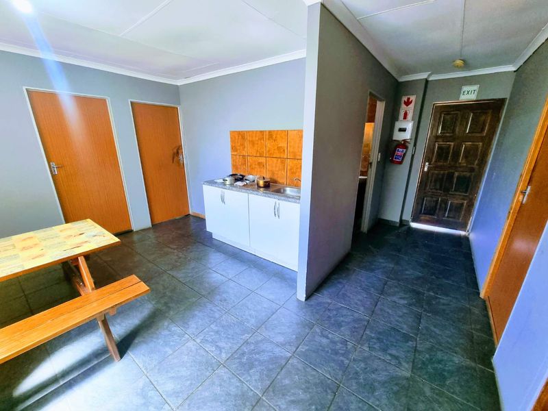 Stunning 10 bedroom home in Melville, Johannesburg perfect for families seeking space and comfort! - Photo 7