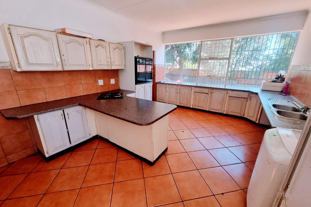Stunning 10 bedroom home in Melville, Johannesburg perfect for families seeking space and comfort! - Photo 4