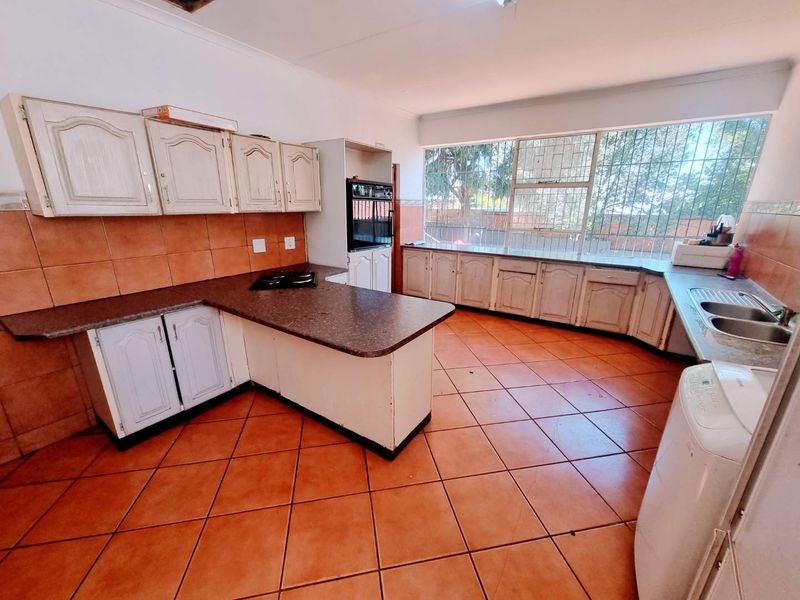 Stunning 10 bedroom home in Melville, Johannesburg perfect for families seeking space and comfort! - Photo 4