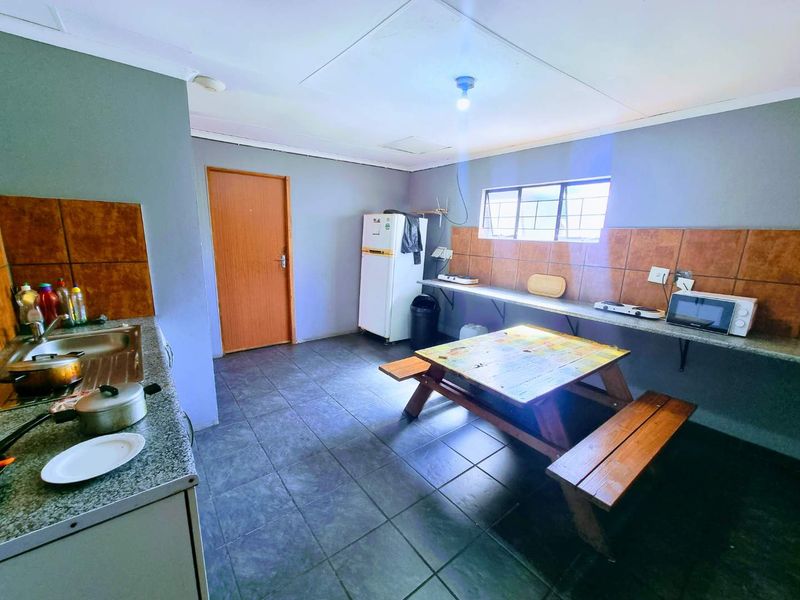 Stunning 10 bedroom home in Melville, Johannesburg perfect for families seeking space and comfort! - Photo 6