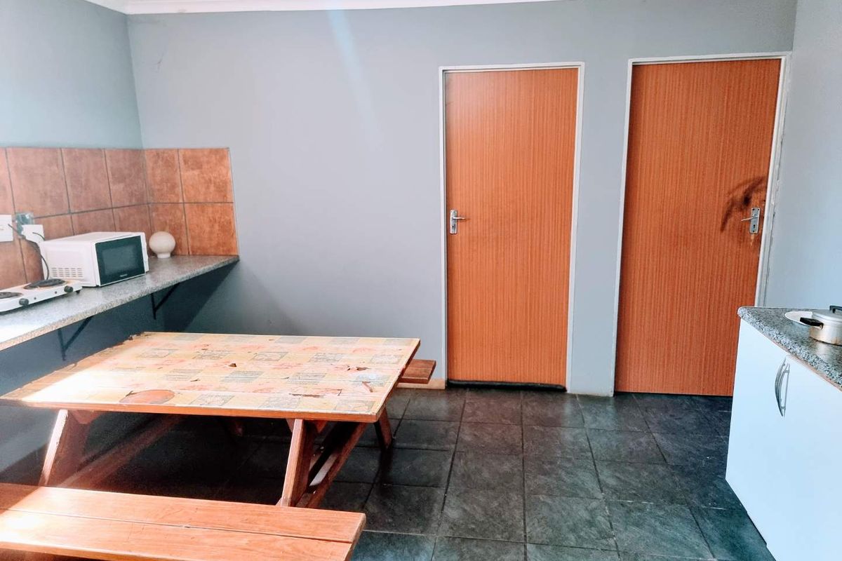 Stunning 10 bedroom home in Melville, Johannesburg perfect for families seeking space and comfort! - Photo 5