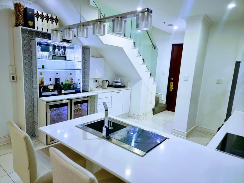 A LARGE LUXURIOUS 1 BEDROOM DUPLEX FOR SALE IN THE HEART OF SANDTON IN MICHELANGELO FOR R 3.200.000 - Photo 4