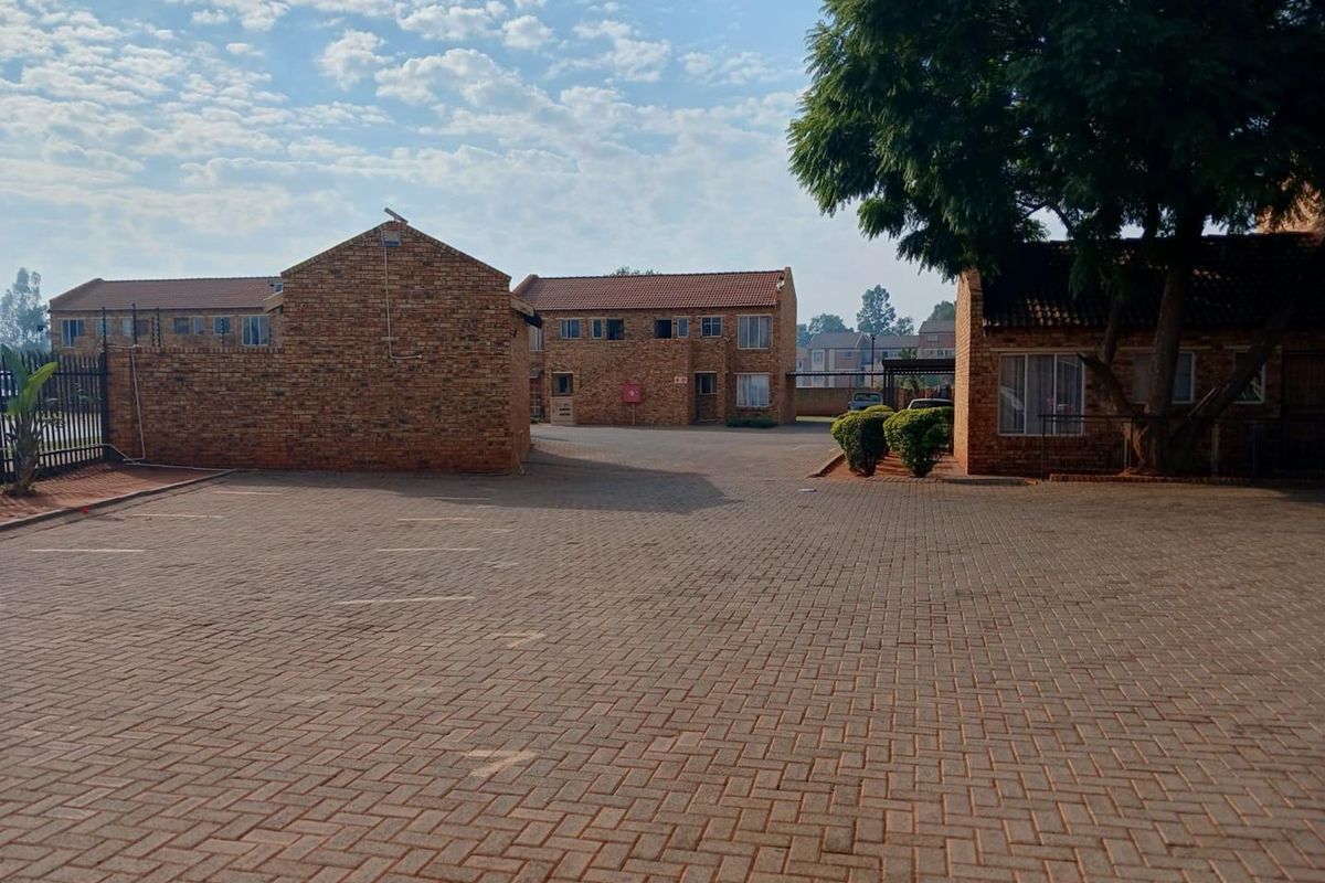 2 Bedroom Apartment in Clarina - Photo 2