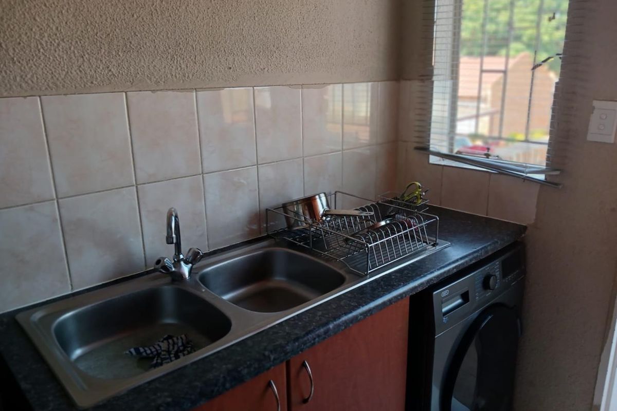 2 Bedroom Apartment in Clarina - Photo 3