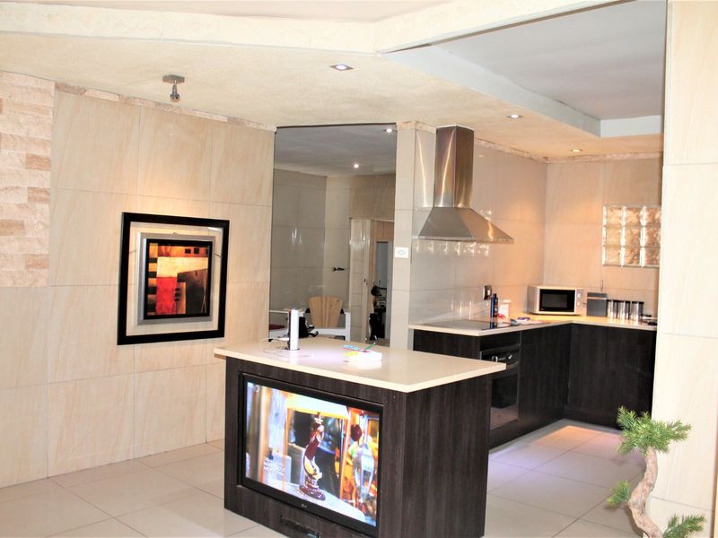 This lovely property has more than meets the eye!! - Photo 9