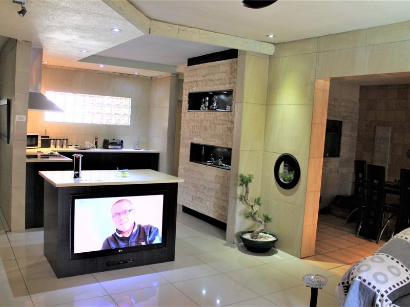 This lovely property has more than meets the eye!! - Photo 8