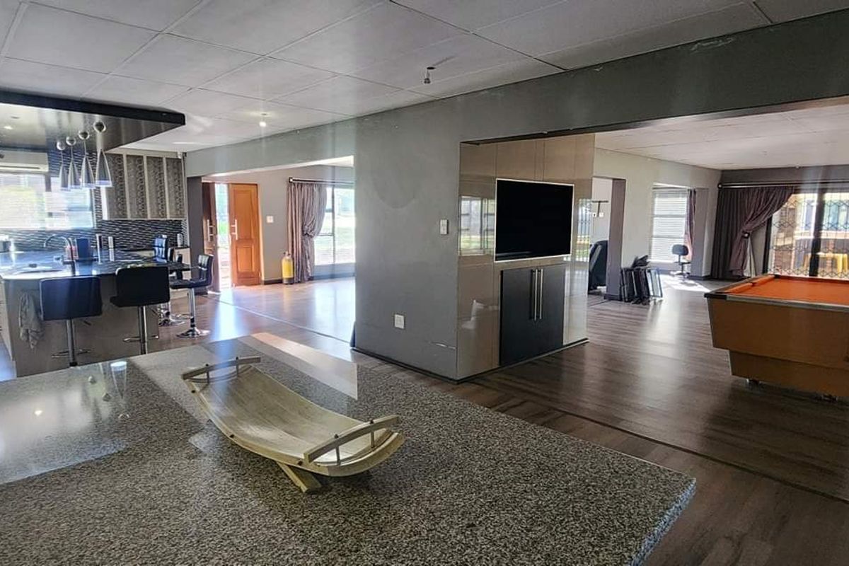 AMAZING PROPERTY FOR A BIG FAMILY!!! - Photo 4