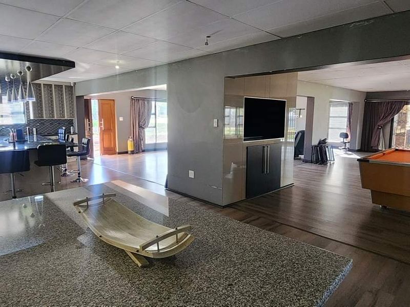 AMAZING PROPERTY FOR A BIG FAMILY!!! - Photo 4