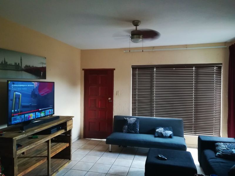 Flat for Sale - Photo 3