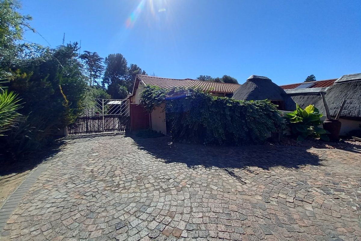 Big family home for sale in Vaalpark. - Photo 3