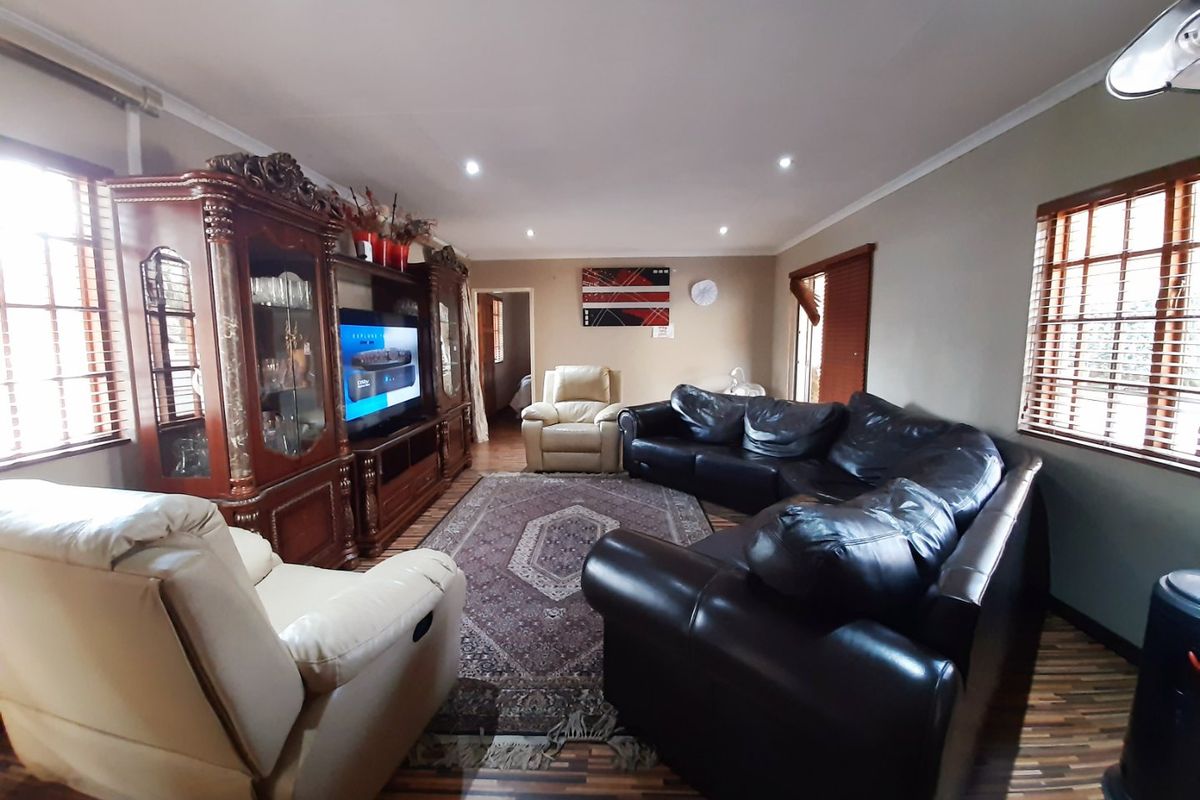 Modern 5 bedroom house in Sasolburg. - Photo 5