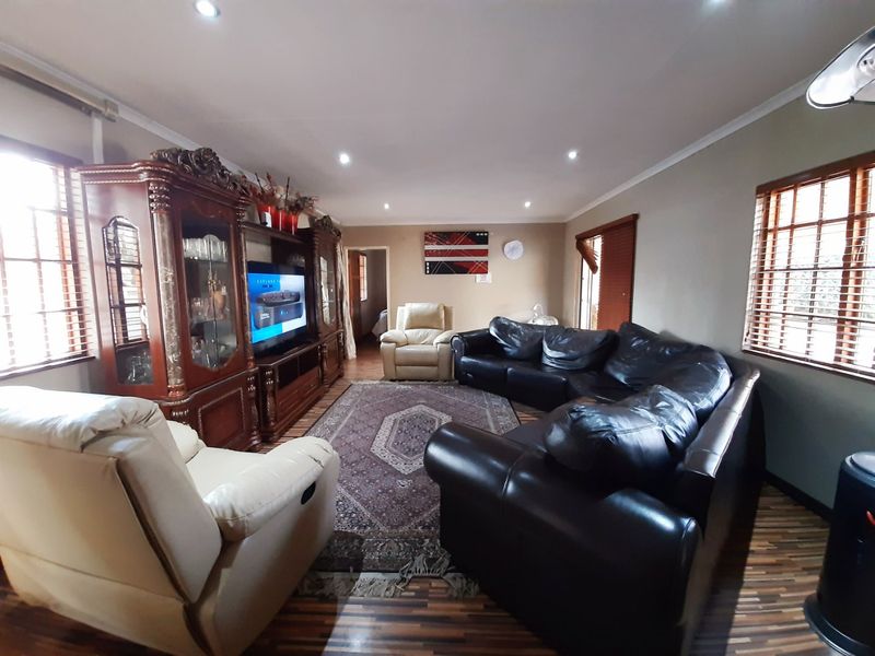 Modern 5 bedroom house in Sasolburg. - Photo 5