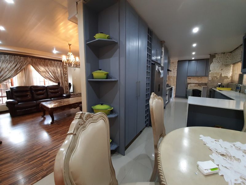 Modern 5 bedroom house in Sasolburg. - Photo 9