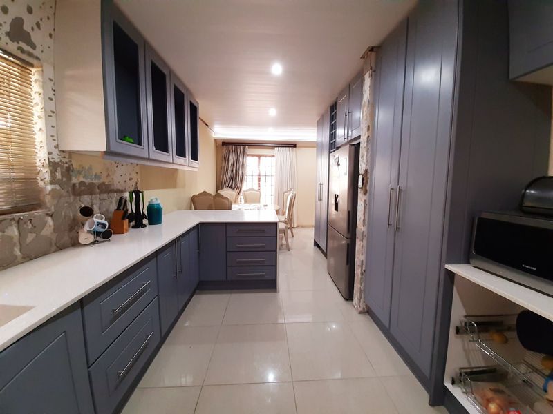 Modern 5 bedroom house in Sasolburg. - Photo 10