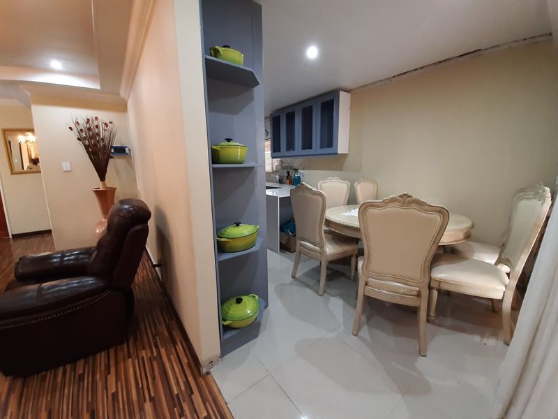 Modern 5 bedroom house in Sasolburg. - Photo 8