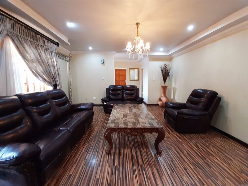 Modern 5 bedroom house in Sasolburg. - Photo 6