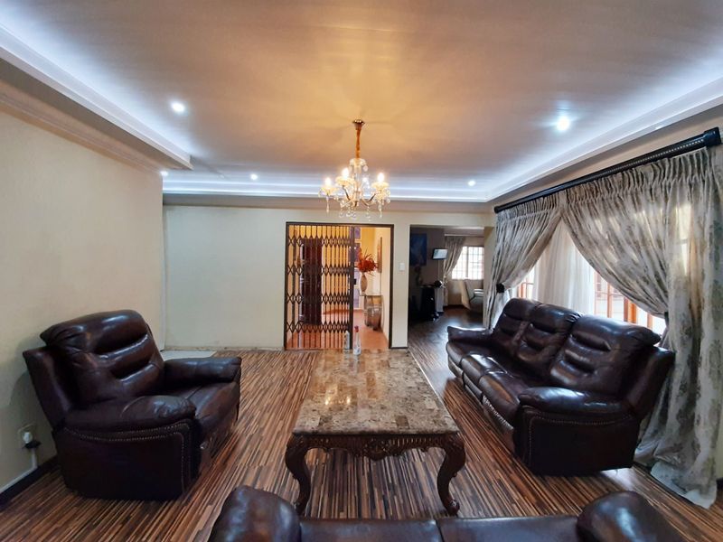 Modern 5 bedroom house in Sasolburg. - Photo 7