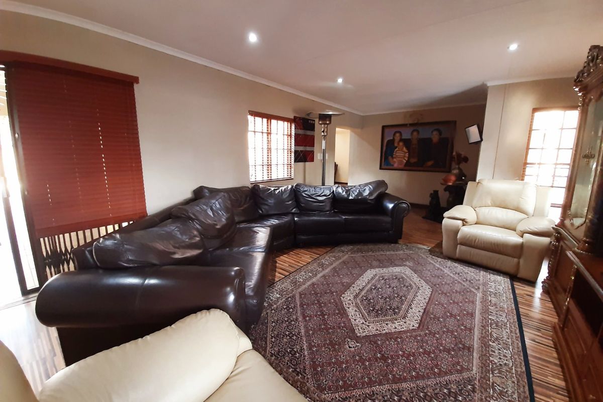 Modern 5 bedroom house in Sasolburg. - Photo 4