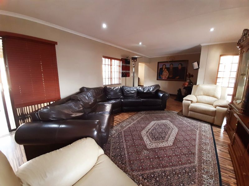 Modern 5 bedroom house in Sasolburg. - Photo 4