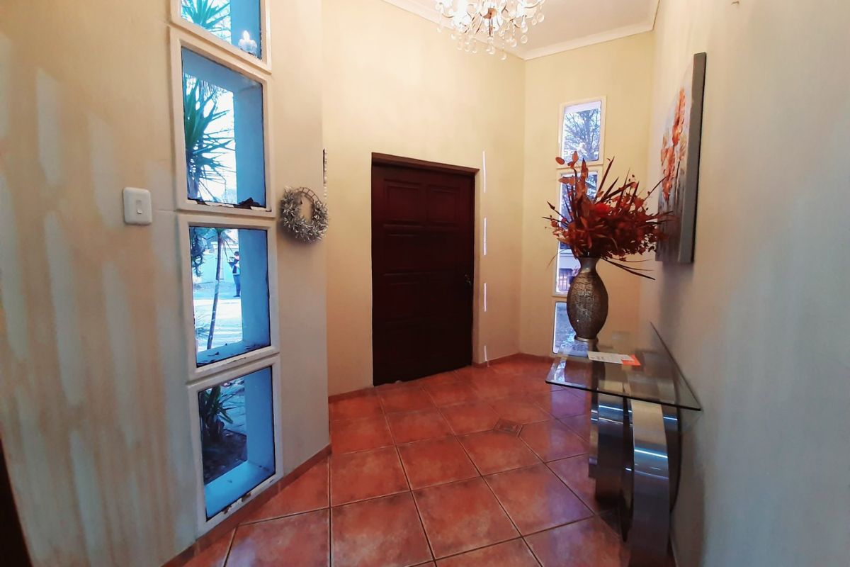 Modern 5 bedroom house in Sasolburg. - Photo 2