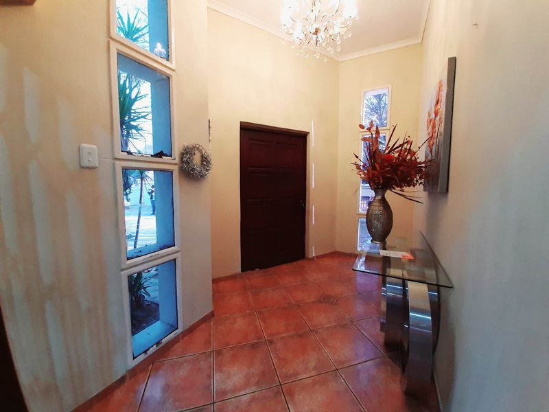 Modern 5 bedroom house in Sasolburg. - Photo 2