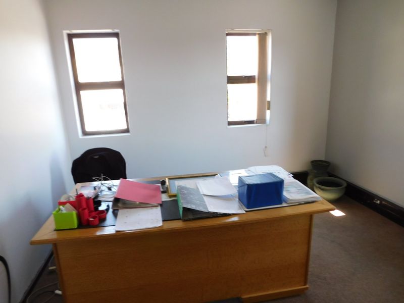Neat Freestanding Office Building For Sale Or To Rent In A Small Secure Park. - Photo 8