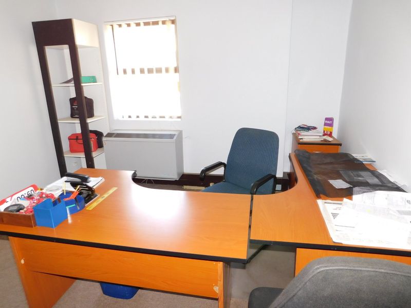 Neat Freestanding Office Building For Sale Or To Rent In A Small Secure Park. - Photo 7