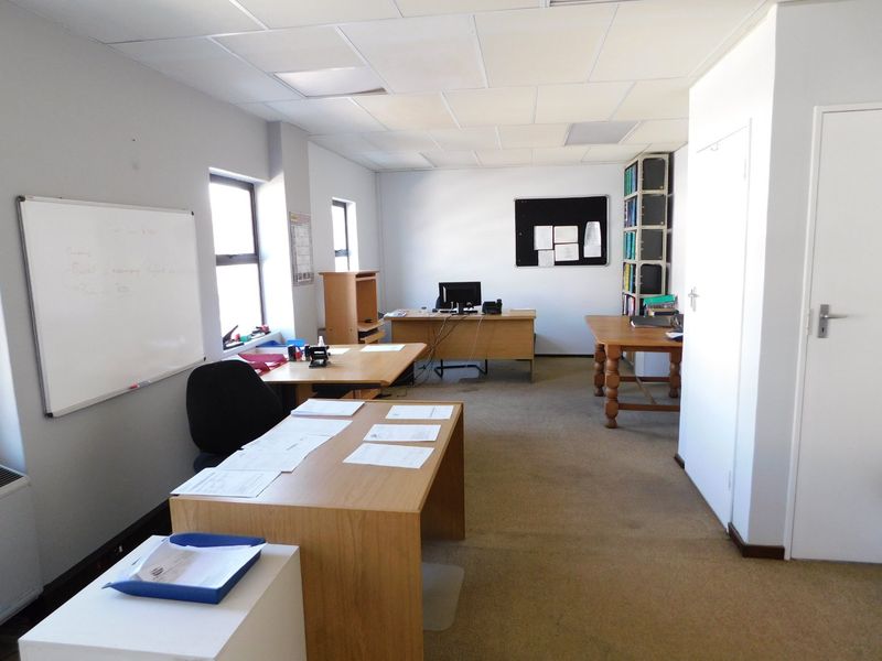 Neat Freestanding Office Building For Sale Or To Rent In A Small Secure Park. - Photo 6