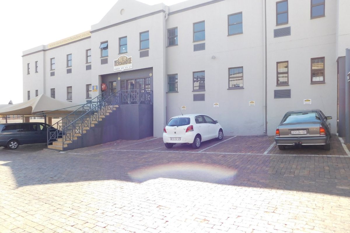 Neat Freestanding Office Building For Sale Or To Rent In A Small Secure Park. - Photo 2