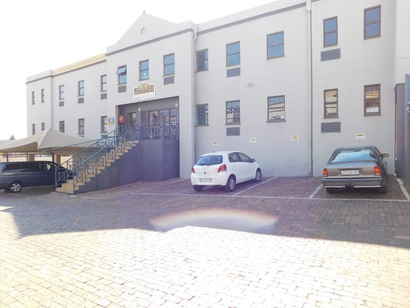 Neat Freestanding Office Building For Sale Or To Rent In A Small Secure Park. - Photo 2