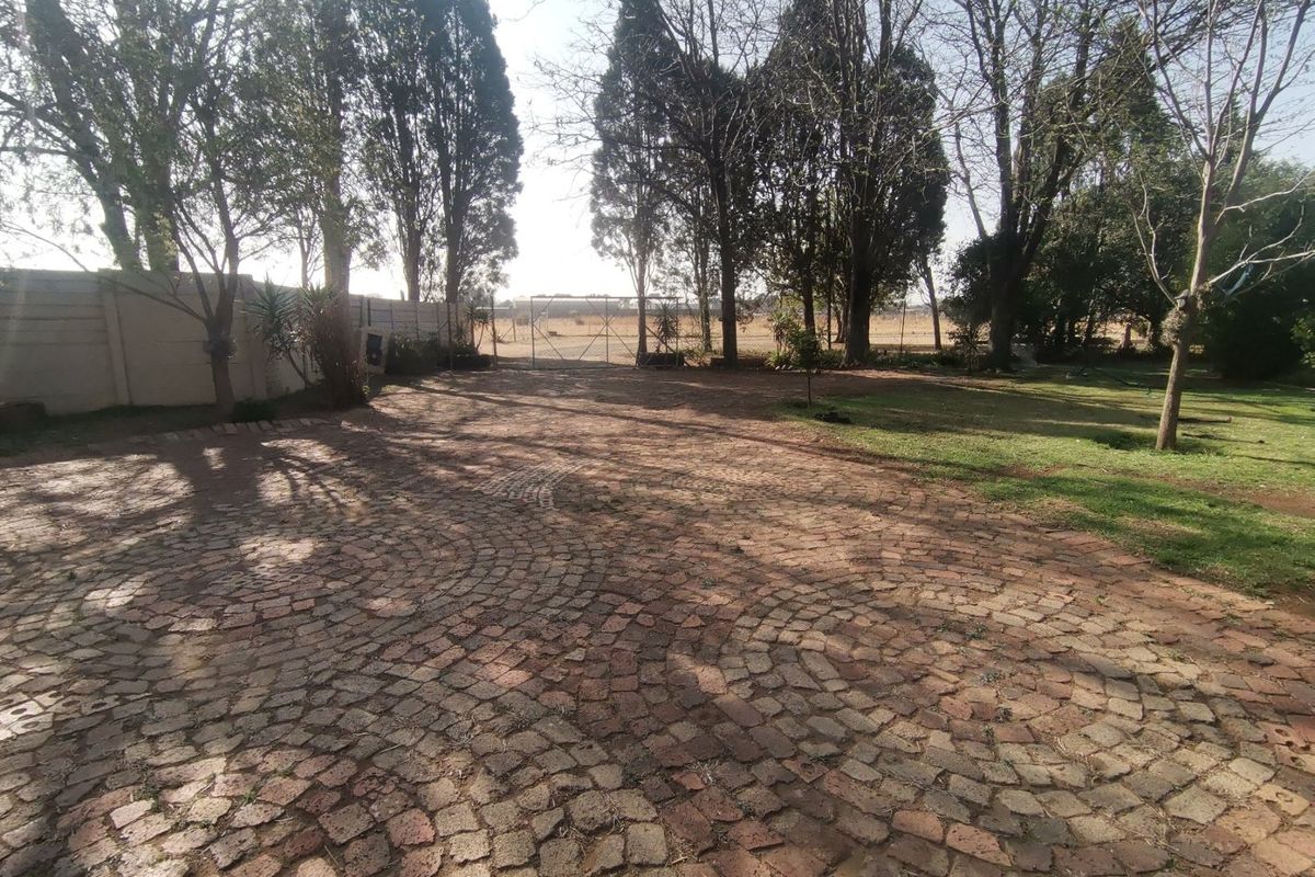 WHAT MORE DO YOU WANT THEN THIS 8.9 HA PLOT WITH 2 MIAN HOUSES, 3 FLATS AND A WENDY FLAT - Photo 2