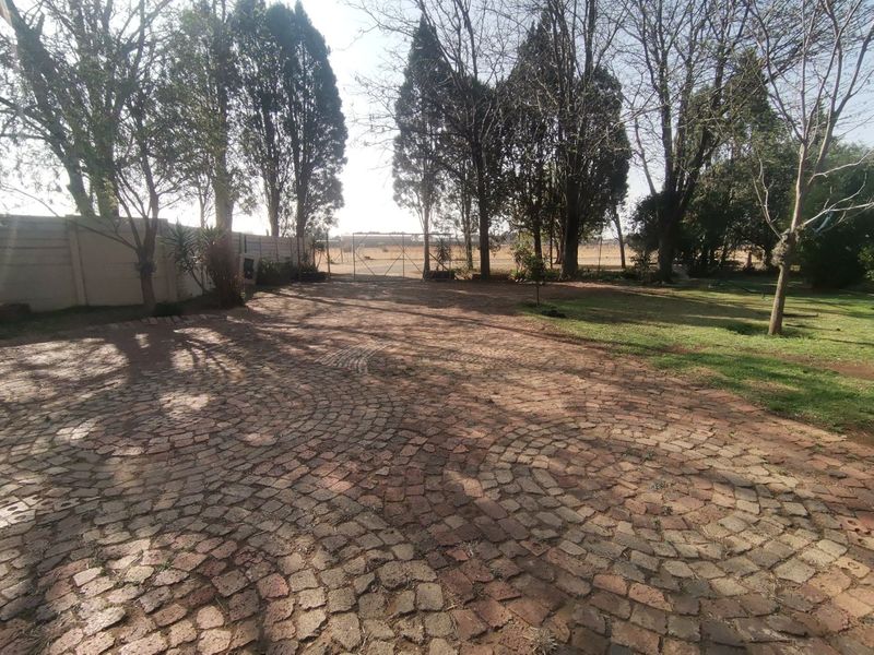 WHAT MORE DO YOU WANT THEN THIS 8.9 HA PLOT WITH 2 MIAN HOUSES, 3 FLATS AND A WENDY FLAT - Photo 2