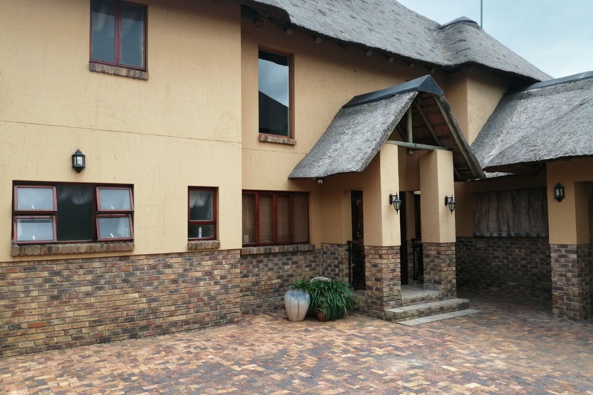 Miraculous, Elegant Estate Property situated @ Secure nature Reserve. - Photo 5