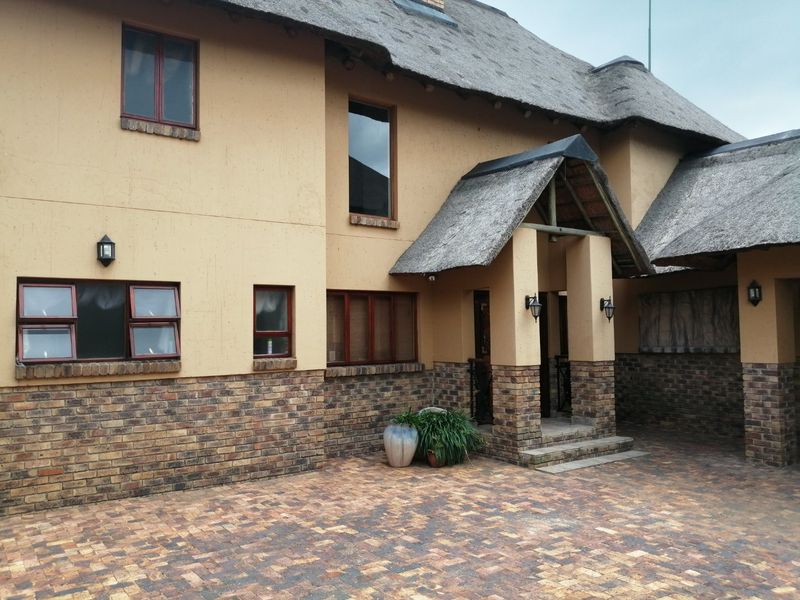 Miraculous, Elegant Estate Property situated @ Secure nature Reserve. - Photo 5