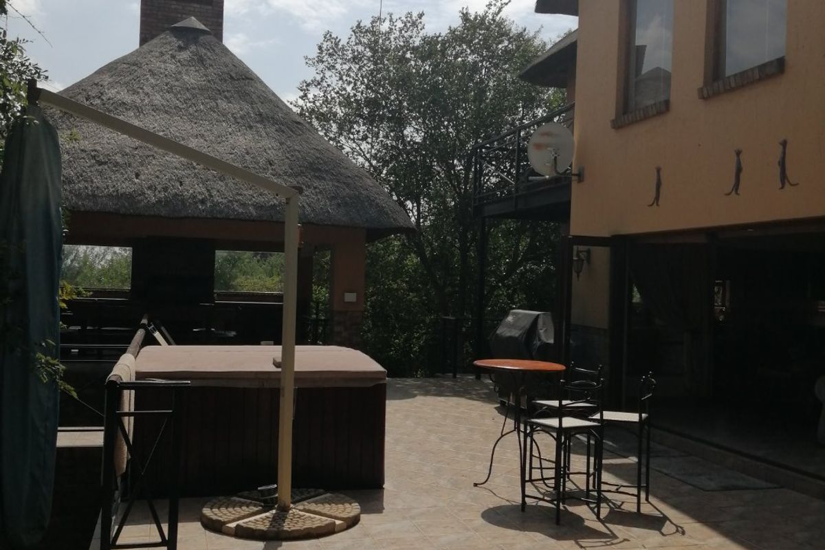 Miraculous, Elegant Estate Property situated @ Secure nature Reserve. - Photo 3