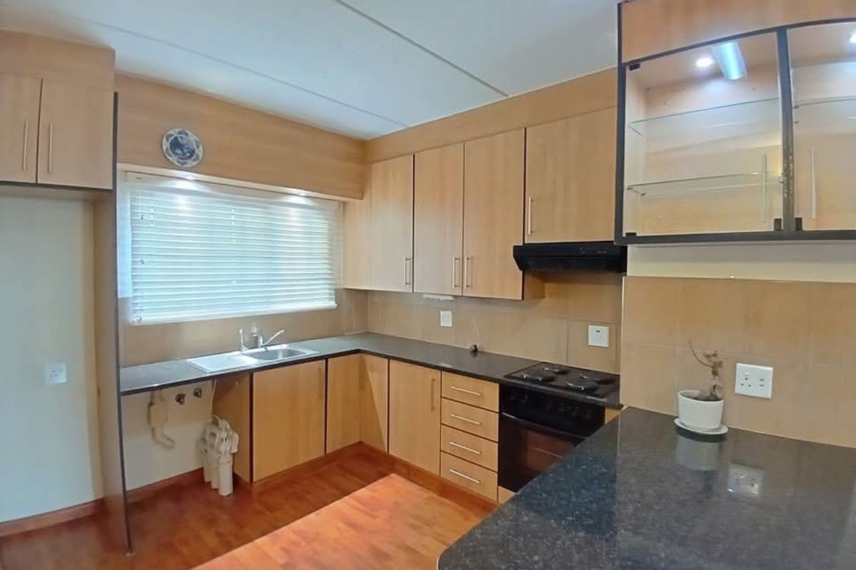 Modern townhouse for sale in Sasolburg close to shopping centers - Photo 3