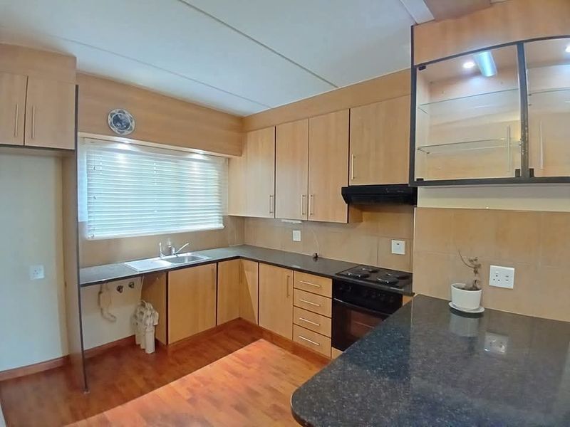 Modern townhouse for sale in Sasolburg close to shopping centers - Photo 3