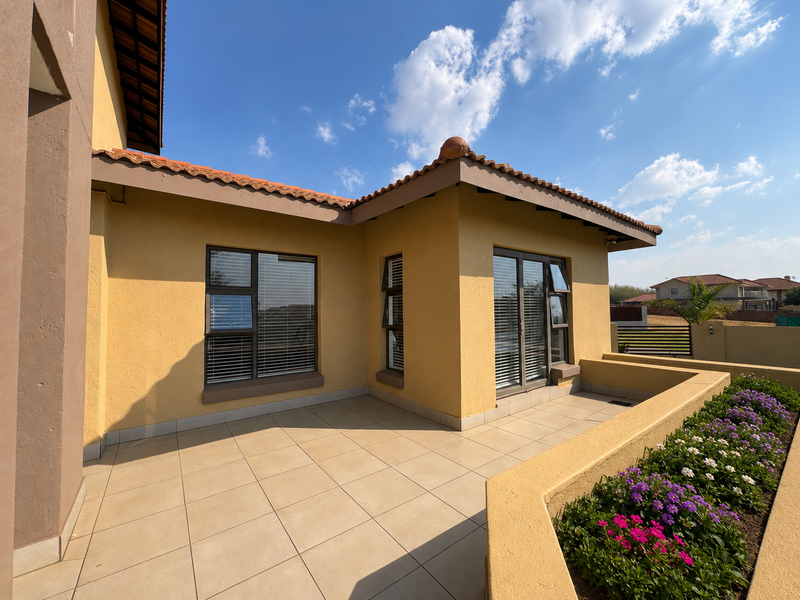 Prestigious Family Home for Sale in Bankenveld Golf Estate - Photo 5