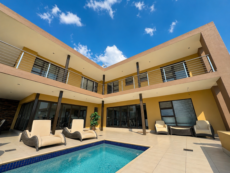 Prestigious Family Home for Sale in Bankenveld Golf Estate - Photo 3