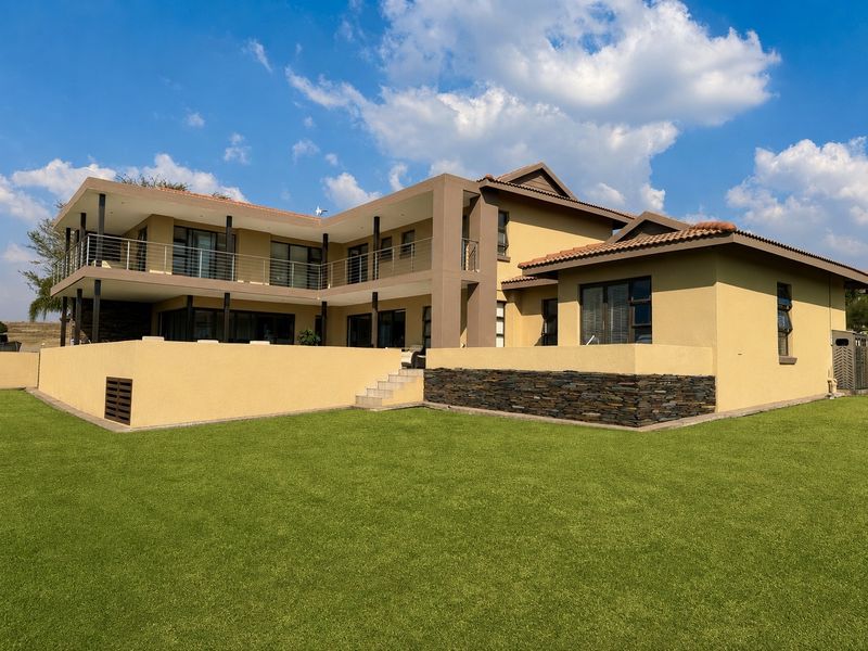 Prestigious Family Home for Sale in Bankenveld Golf Estate - Photo 2