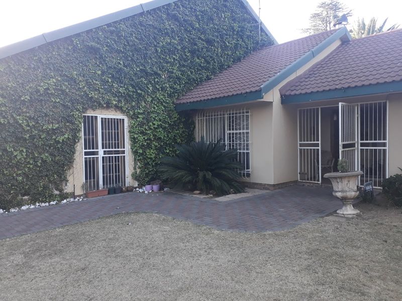 Spacious family house in Sasolburg stadium area. - Photo 3